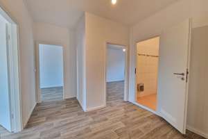 Noch ein paar Handgriffe und dann ist sie bereit! Ihre neue 3-Zimmer-Wohnung wartet! – 1169 Gorbitz-Ost, Dresden – Vorschaubild 11