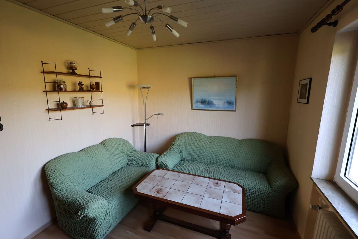 Immobilie in Hüllhorst - Einfamilienhaus mit Potenzial – ruhige Lage, nur ein Nachbar - Bild 2