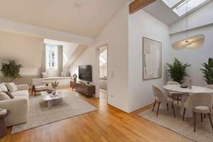 Lichtfülle unter dem Dach: Reizende 2-Zimmer-Wohnung mit Panorama-Terrasse