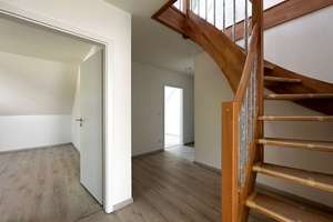 Zum 01.12.! Wohnen wie im Haus! Mit Tageslichtbad, Balkon und Stellplatz | Luft-Wärme-Pumpe – 4838 Zschepplin – Vorschaubild 4