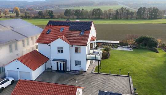 Bild von High-End-Residenz am Feldrand, flexibel nutzbar mit weiterem Baupotenzial, 4 Garagen & 10 Stellpl.