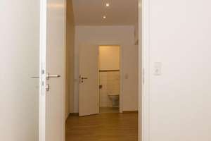 Schöne renovierte 2-Zi-Altbauwohnung, Küche mit  EBK in Bogen Zentrum – Stadtplatz 14, 94327 Bogen – Vorschaubild 3