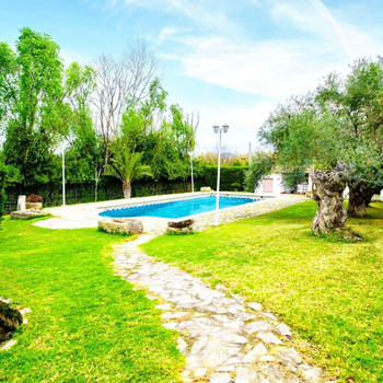 HAUS MIT GRUNDSTÜCK, POOL UND RESTAURANT ZU VERKAUFEN.