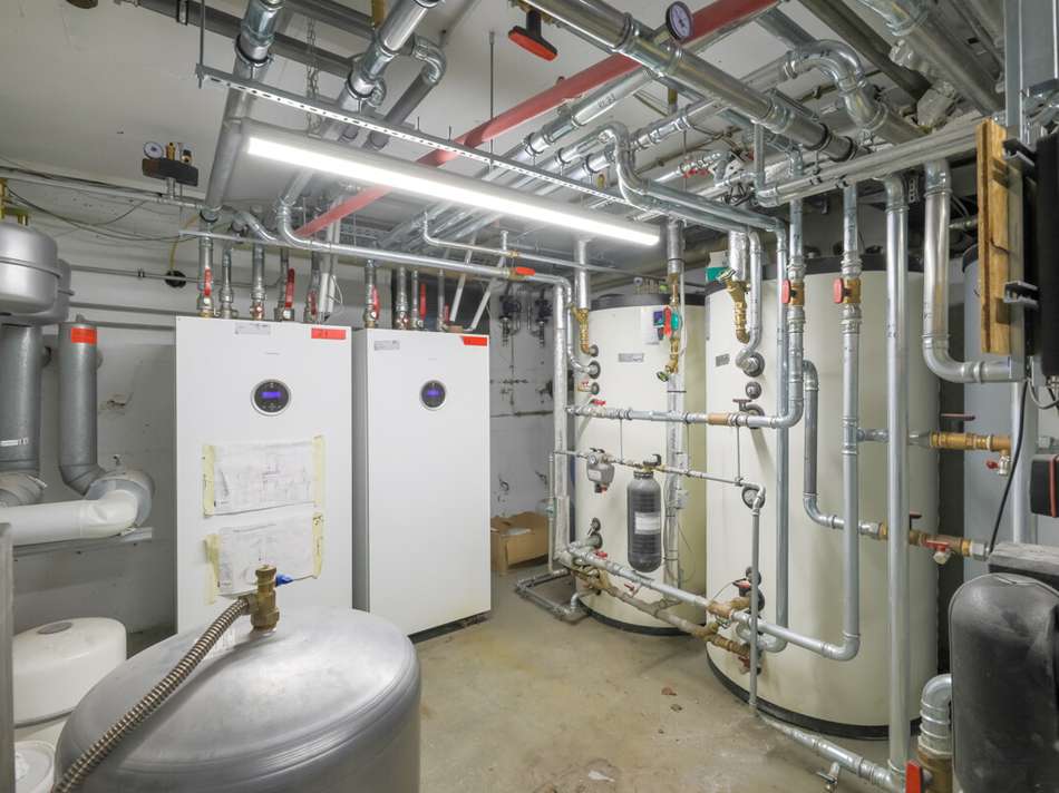 Technikraum mit moderner Heizu