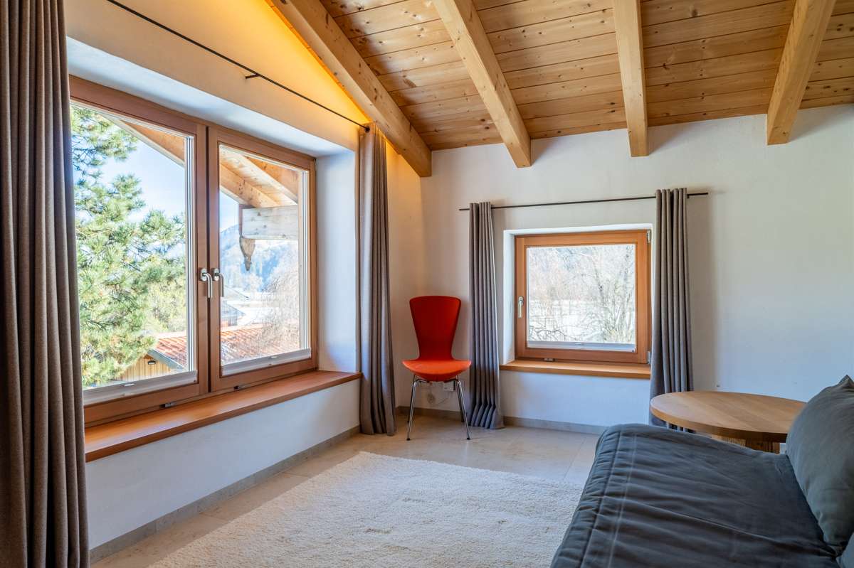 Immobilie in Schleching - Rarität in malerischer Lage:
Einzigartiges Anwesen im Landhaus-Stil mit Gästebereich und Alpenblick - Bild 1