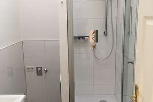 SCHWABING | attraktive DG-Wohnung mit EBK & Parkett & Videosprechanlage – Die vollständige Adresse der Immobilie erhältst du vom Anbieter., 80796 Neuschwabing, München – Vorschaubild 3