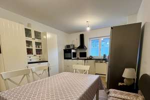 Raffinierte 2,5-Zimmer-Hochparterre-Wohnung mit zus. Raum im Souterrain, gr. Balkon & Gartenzugang