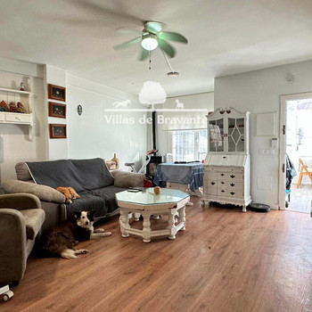Helle und einladende Maisonette-Wohnung mit großem Wohnzimmer, 4 Schlafzimmern und 2 Badezimmern. Im