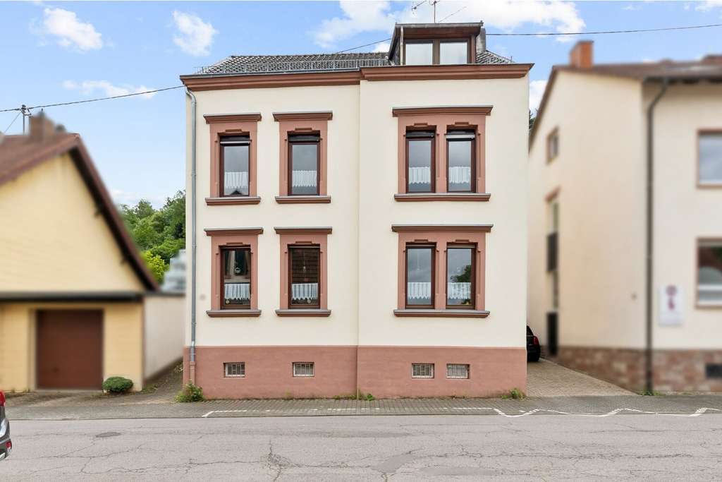 Immobilie in Merzig - Freistehendes Zweifamilienhaus mit Garten - Bild 0