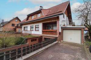 Gepflegtes 7-Zi.-Zuhause mit Garten, 2 Garagen und Carportstellplatz in Delligsen – Die vollständige Adresse der Immobilie erhältst du vom Anbieter., 31073 Delligsen – Vorschaubild 1