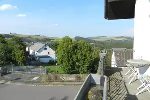 Mehrfamilienhaus mit drei Wohneinheiten, Garagen, Garten Streuobstwiese und Mega-Fernblick! – Trier-Saarburg (Kreis) – Vorschaubild 4