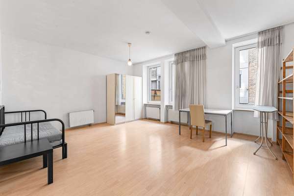 Charmante Erdgeschoss 2,5-Zimmer-Wohnung mit Stellplatz in ruhiger Hinterhoflage