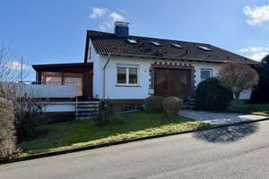 Wohnen mit Weitblick: Einfamilienhaus mit Einliegerwohnung in Knüllwald! Keine Käuferprovision! – Knüllweg 6, 34593 Knüllwald – Vorschaubild 1