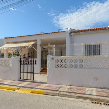 Charmante Villa in Platja de Daimús. Licht, Raum und Meer in unmittelbarer Nähe.