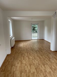 Limburgerhof: Großzügige, top renovierte 3–4-Zimmer-Wohnung, Balkon, PKW-Stellplatz