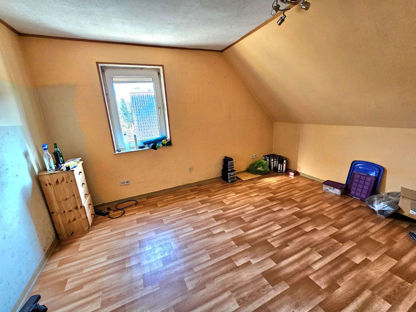 Immobilie in Niederkirchen - Freistehendes Einfamilienhaus mit Scheunen zu verkaufen - Bild 0