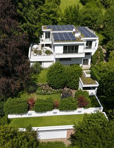 Außergewöhnliches Parkanwesen mit Indoor-Pool, Büroeinheit und Großgarage in Neuenheim