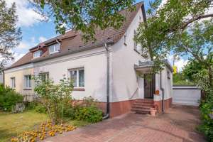 Idyllische Doppelhaushälfte mit großem Garten und Pool