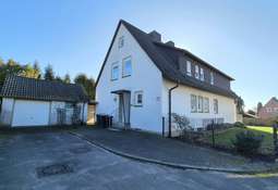 Ansicht vorne mit Garage