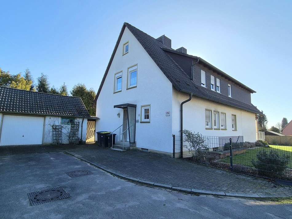 Ansicht vorne mit Garage