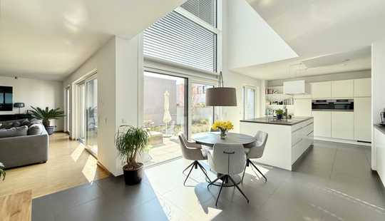Bild von Natur + Wohlgefühl + Ästhetik bietet dieses moderne Atriumhaus in Bestlage