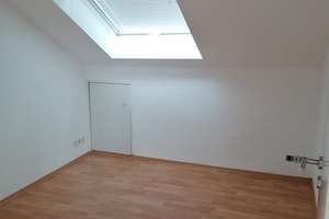 Gepflegte 2-Zimmer-DG-Wohnung mit Einbauküche in Fellbach – 70736 Fellbach – Vorschaubild 4