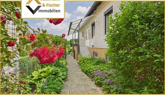 Bild von Großzügiges Einfamilienhaus mit 2 Wohneinheiten, Carport und Garten auf Eigentumsgrundstück