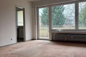 Lichtduchflutete 2 Zimmer-Wohnung mit großem Balkon und viel Potential.