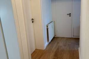 Sanierter 2,5-Zimmer-Altbau mit Stuck, Designbad, Einbauküche und großer Dachterrasse in Grafental – Edisonplatz 21, 40235 Flingern Nord, Düsseldorf – Vorschaubild 5