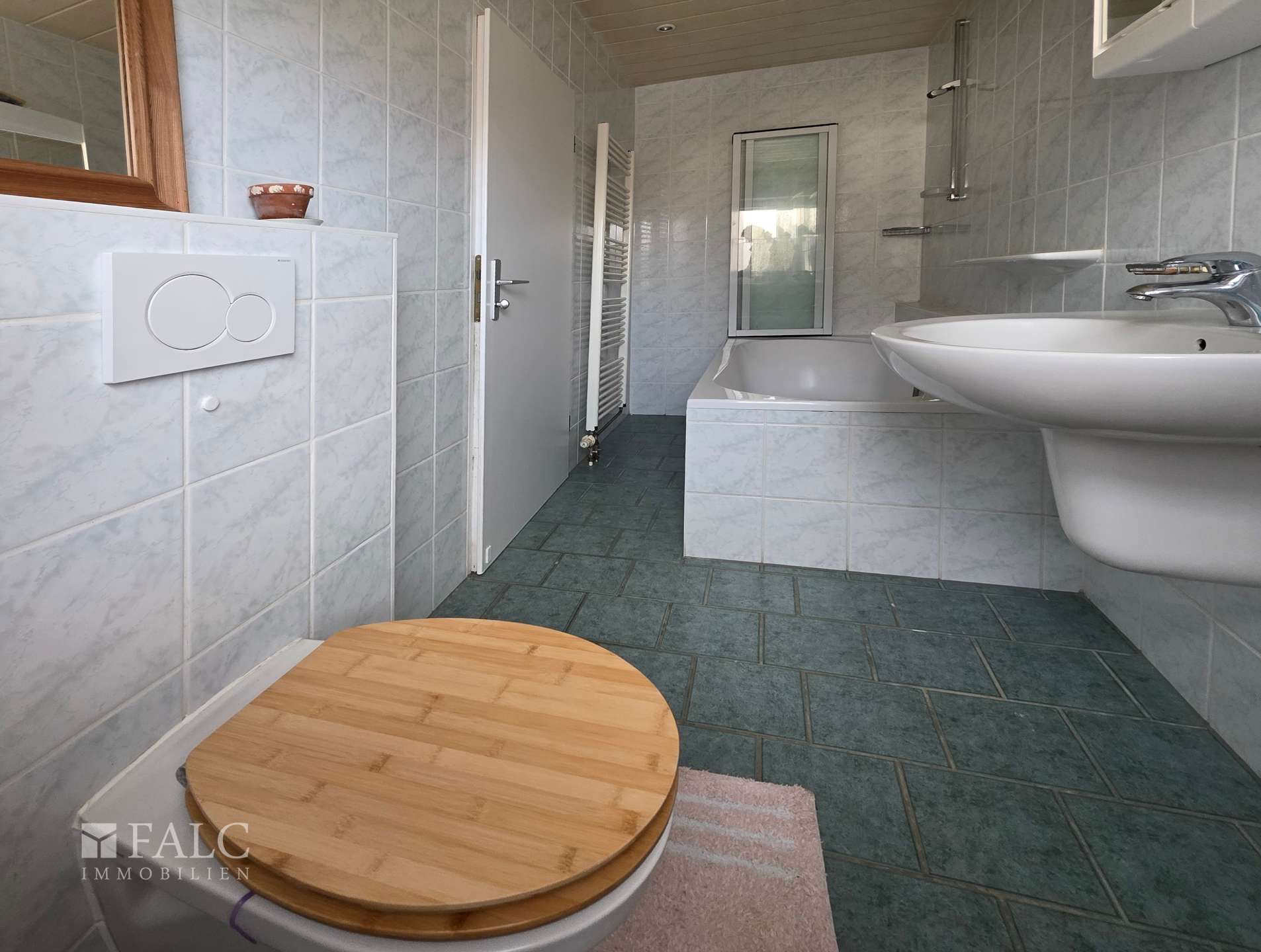 Immobilie in Wehrheim - Ein Haus - viele Möglichkeiten! Großfamilie, mehrere Generationen, Teilvermietung - Sie entscheiden! - Bild 2