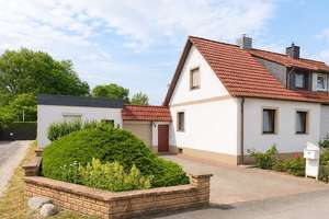 Doppelhaushälfte mit Einliegerwohnung und großem Garten in Magdeburg Neustädter See.