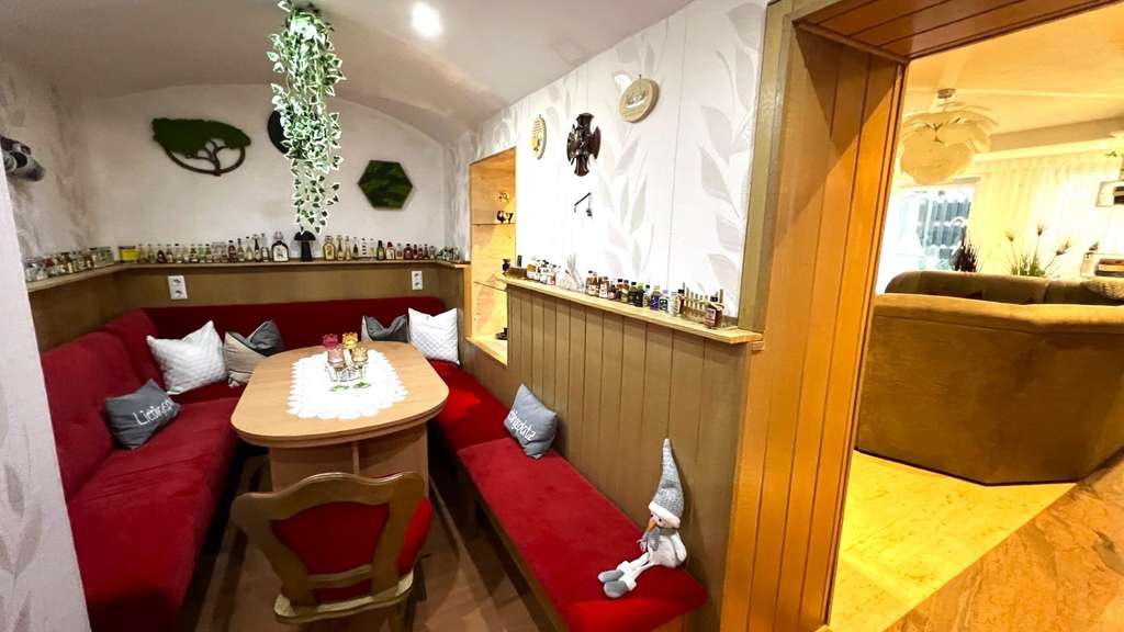 Immobilie in Geithain - Attraktives Einfamilienhaus mit hochwertiger Ausstattung, Poolanlage und Balkon - Bild 2