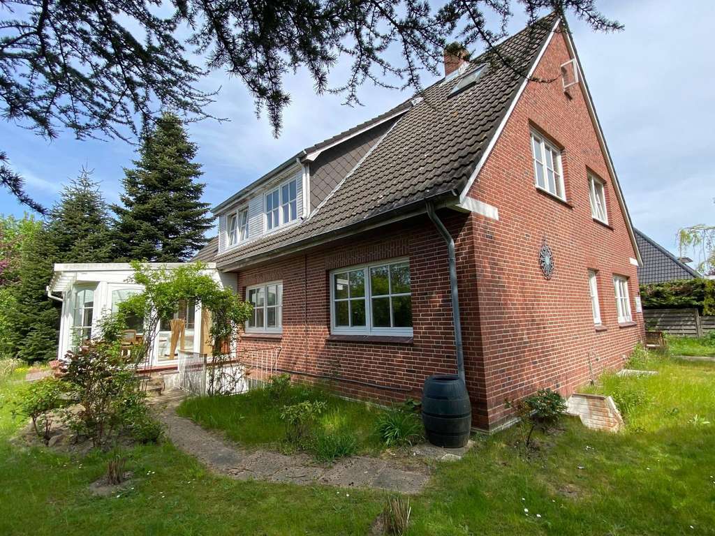 Immobilie in Wyk auf Föhr - Solide gebautes Wohnhaus mit großem Grundstück - Bild 1