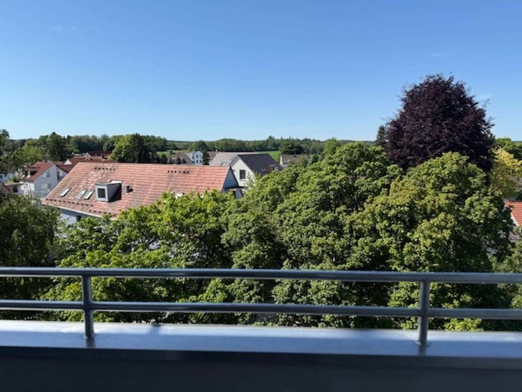 *** Renovierungsbedürftiges 1-Zimmer-Apartment mit großzügigem Sonnenbalkon und Weitblick ***