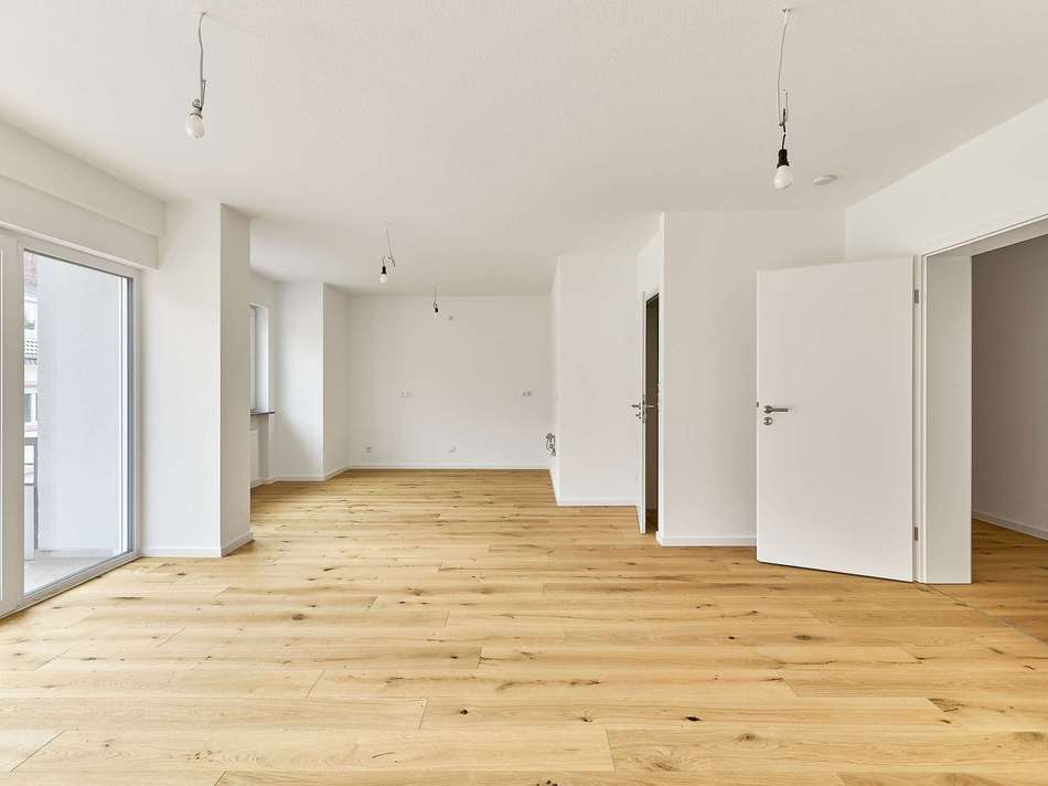 Wohnzimmer mit offener Küche