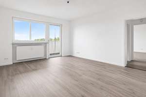 Modernisierte 3-Zimmer-Wohnung mit Panorama-Loggia, Alpenblick, Aufzug und Stellplatz