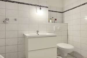Freiwerdende 4-Zimmer-Wohnung  mit Süd-Westloggia und Fahrstuhl  nur 300 Meter vom Kudamm! – Lewishamstr. 9, 10629 Charlottenburg, Berlin – Vorschaubild 15