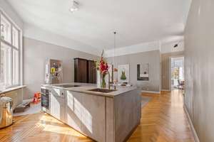 Kudamm-Seitenstraße: Traumhafter Altbau mit Originaldetails, Balkon & Südwest-Ausrichtung – Die vollständige Adresse der Immobilie erhältst du vom Anbieter., 10707 Charlottenburg, Berlin – Vorschaubild 5