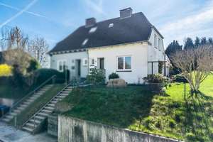 Doppelhaushälfte in sonniger Hanglage mit Entwicklungspotential