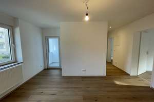 2-Zimmerwohnung im EG mit kleinem Balkon und Badewanne