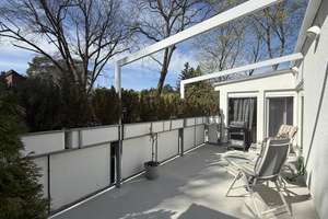 Große 3-Zimmer-Dachgeschosswohnung. Komplette Etage mit 250 qm Gartenanteil. 2011 saniert.