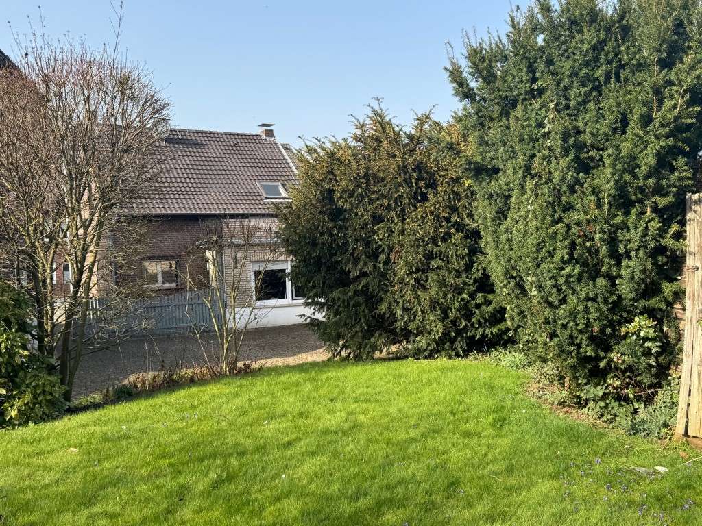 Immobilie in Grevenbroich - Gut aufgeteiltes Einfamilienhaus m. Stellplatz u. großem Garten - Bild 4