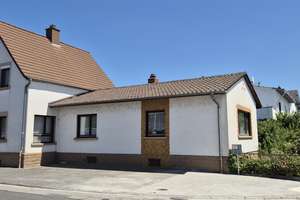 Solides, älteres  Wohnhaus mit Grund und Boden