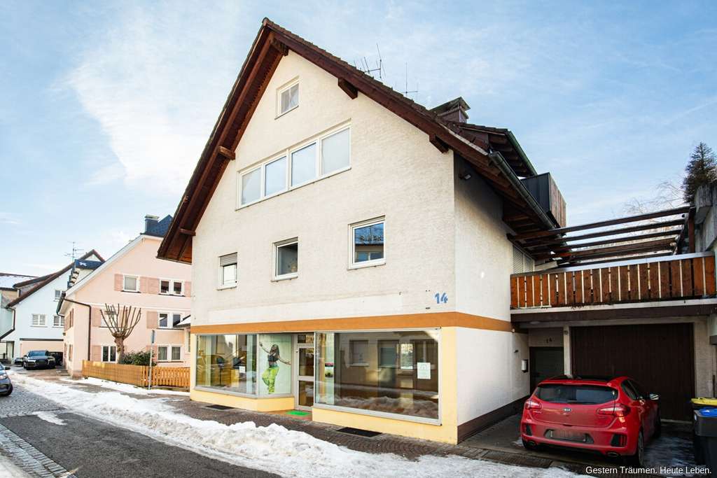 Immobilie in Titisee-Neustadt - Wohn- und Geschäftshaus mit 3 Einheiten mit Optimierungspotenzial mitten in Neustadt zu verkaufen - Bild 1