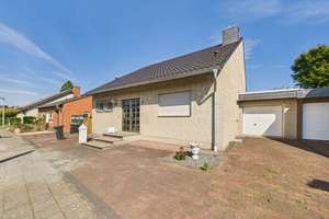 Zeitlose Eleganz in Split-Level-Bauweise – mit Kamin, Garage und Dachausbauoption – Die vollständige Adresse der Immobilie erhältst du vom Anbieter., 50126 Bergheim – Vorschaubild 2