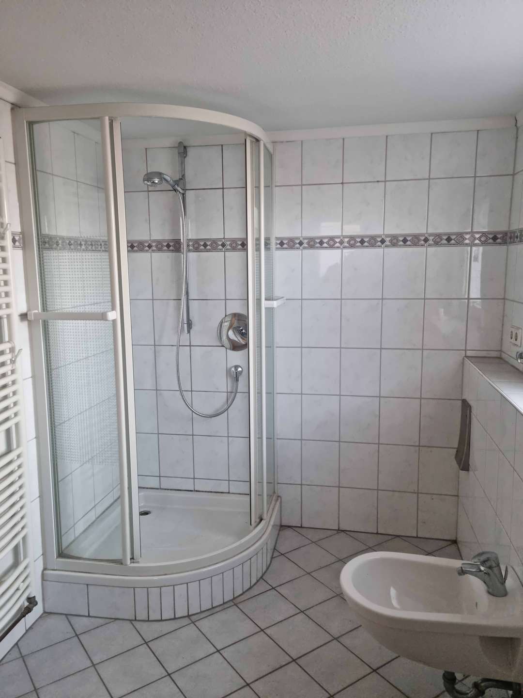 Immobilie in Iffezheim - 3 Zimmer Wohnung mit 59 m² Dachterrasse, Garage und eingenemen Treppenaufgang - Bild 2