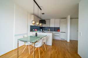 Lichtdurchflutete 2-Zimmer-Wohnung mit Einbauküche und Balkon – Regensburg – Vorschaubild 2