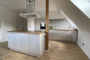 Exklusive Dachgeschoss Wohnung mit Designküche und offenem Grundriss 