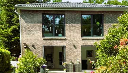 Bild von „Stadtvilla in Hamburg-Niendorf – Modernes Wohnen mit Gartenidylle“