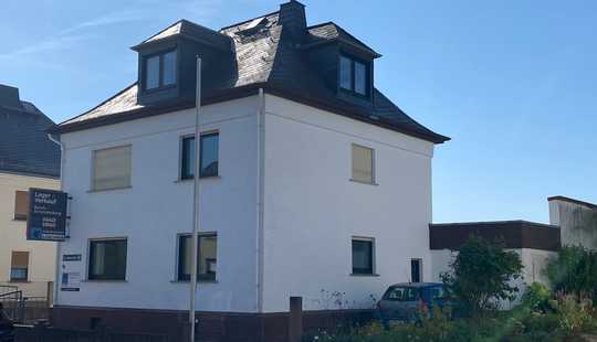 Bild von Verkehrsgünstig gelegenes Zweifamilienhaus mit Gewerbeanbau und großem Grundstück
